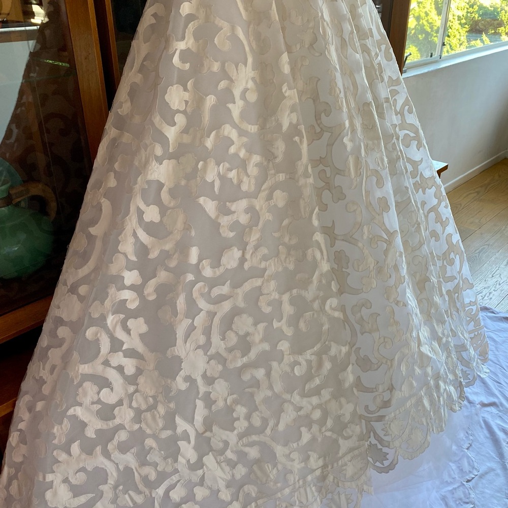 Oscar de la Renta Bridal Gown - Picture 3 of 15